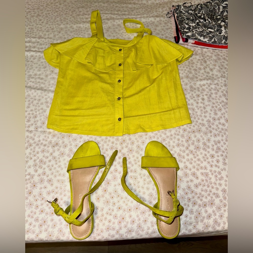 Blouse And Sandals Set Of The Same Color - image 2